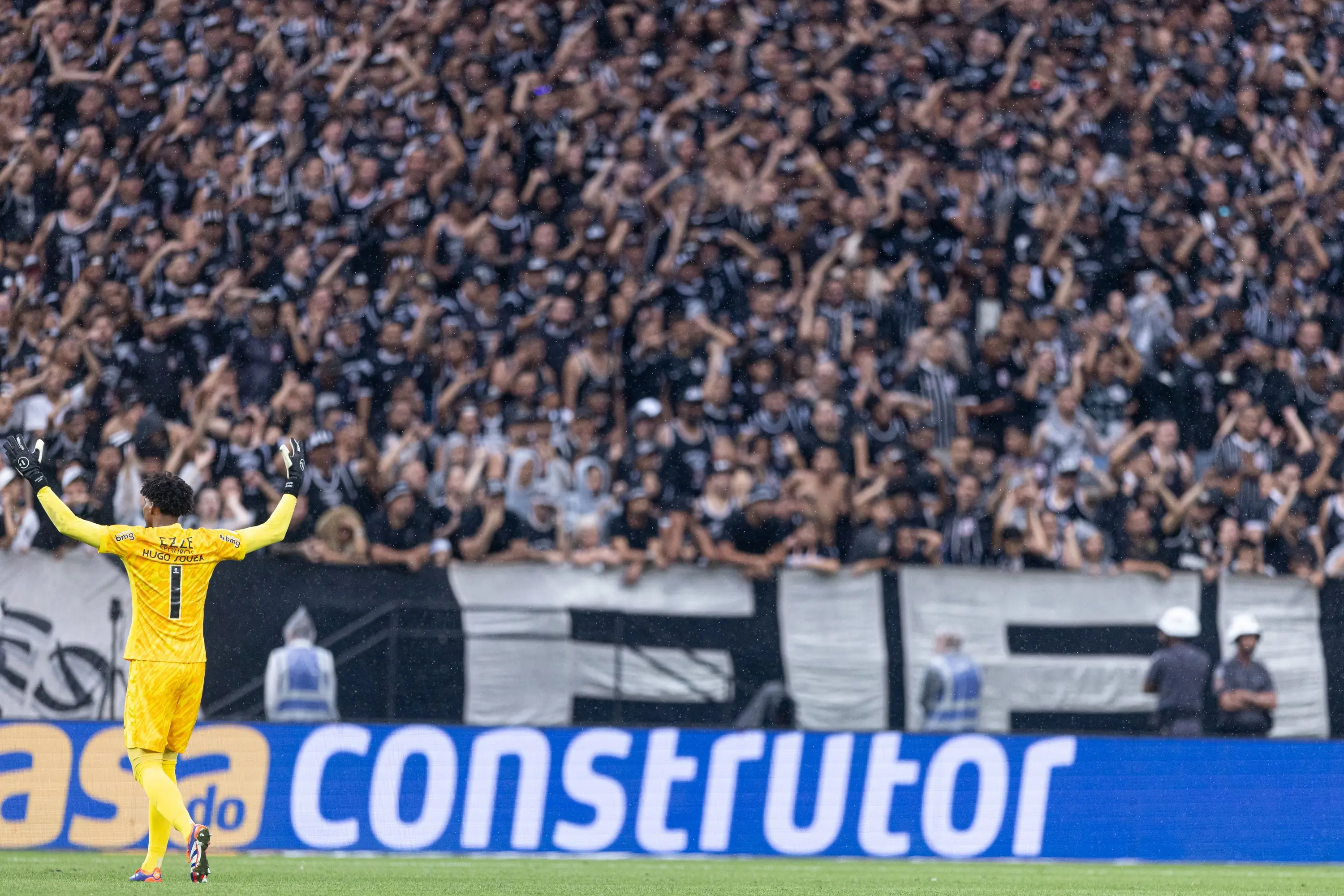 Estreia de Memphis Depay no Corinthians bate recorde de público na Arena.