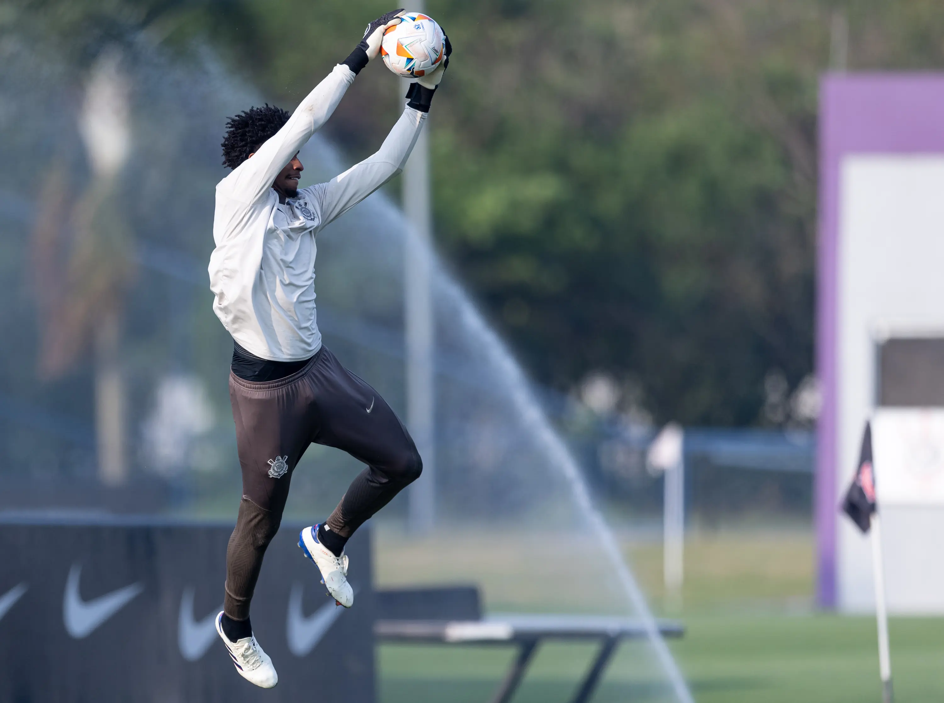 Evolução defensiva impulsiona Corinthians rumo às vitórias no futebol.