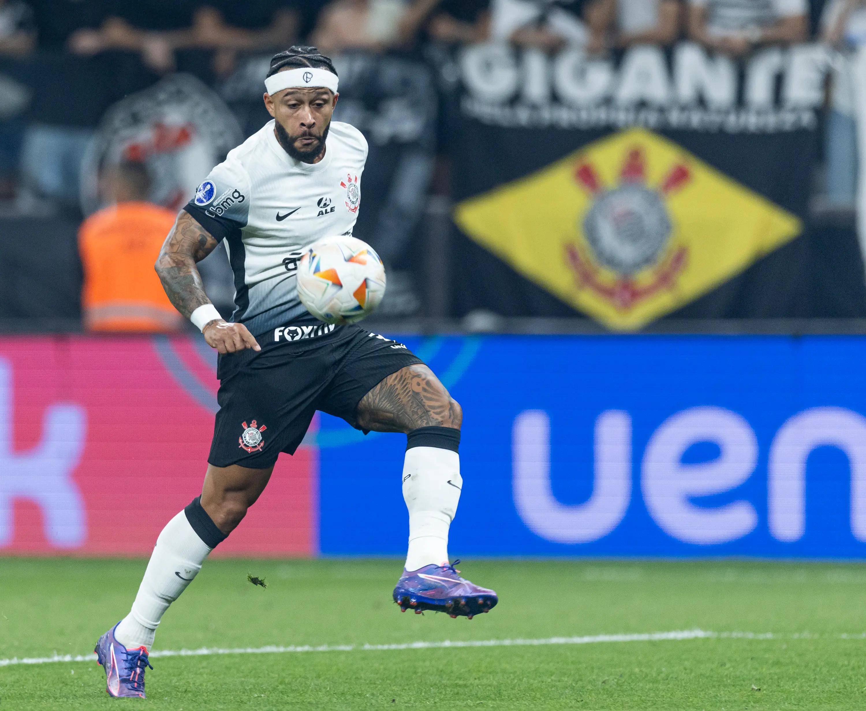 Astro do Corinthians Memphis Surpreso com Qualidade do Futebol Brasileiro