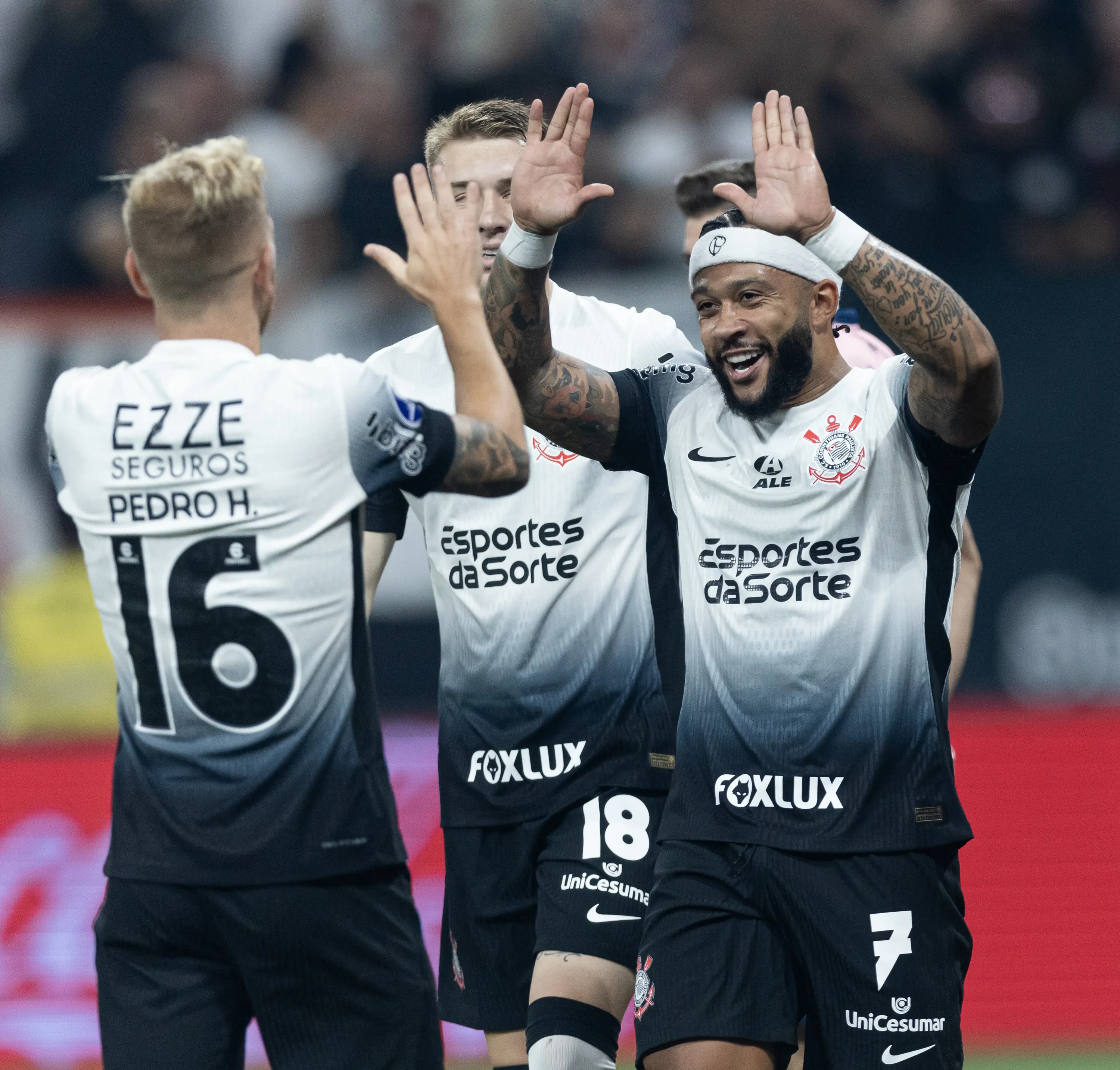 IMPRESSIONANDO NOS TREINOS: Memphis se destaca no Corinthians com profissionalismo e qualidade