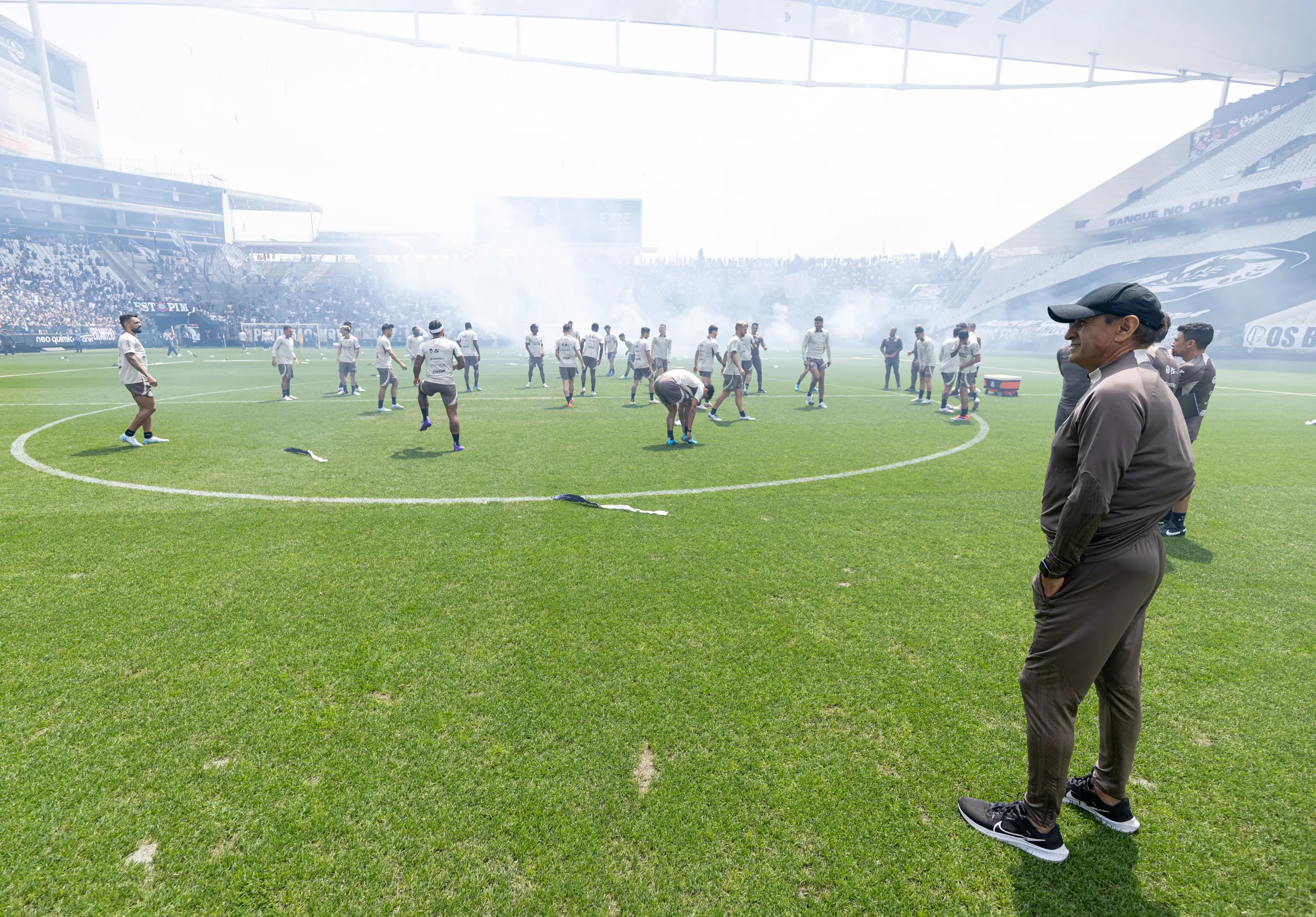 Festa da Torcida do Corinthians no Treino: Vídeo Mostra Paixão e Apoio Inabalável