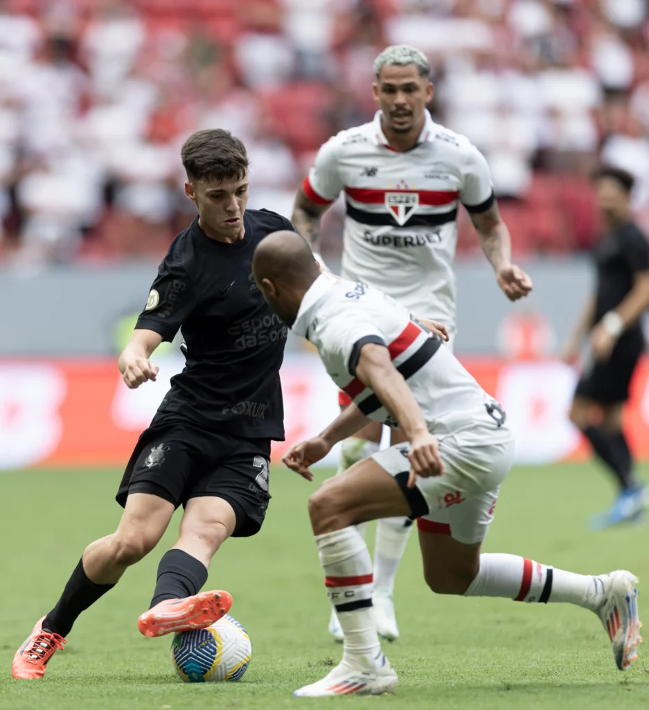 Breno Bidon teve lampejos no primeiro tempo, mas fez jogo abaixo em relação à sequência recente