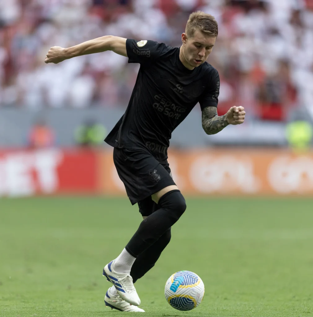 Charles teve boas recuperações de bola no primeiro tempo, mas pecou com erros técnicos