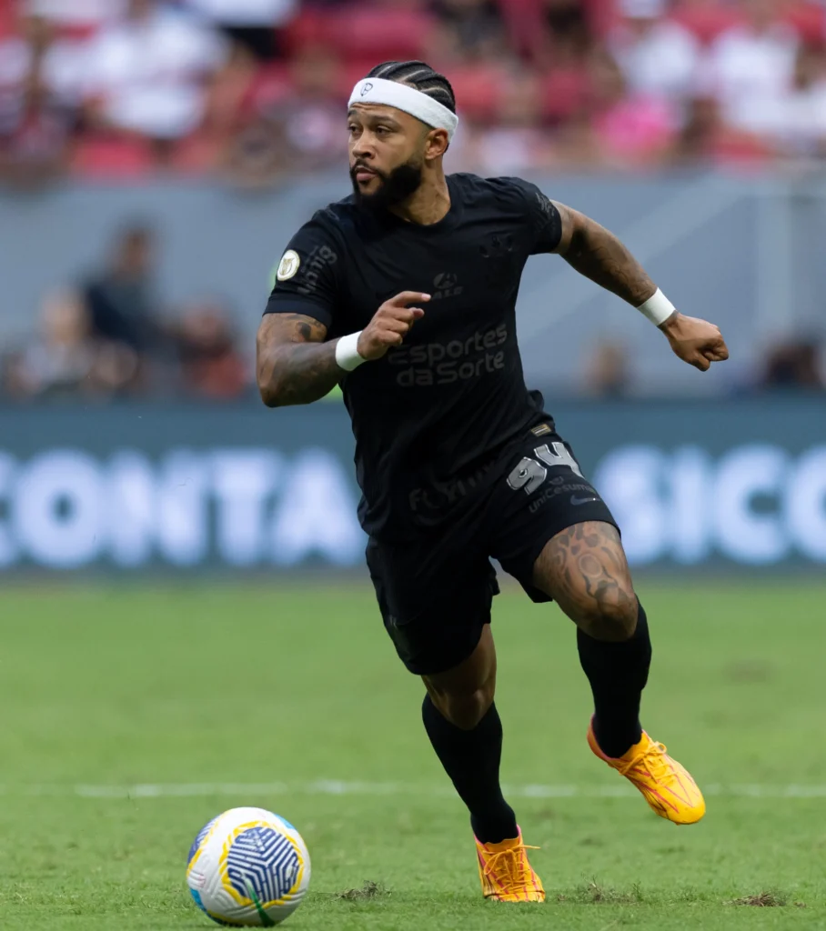 Memphis Depay entrou mal, sentindo a falta de ritmo e perdendo a posse em zonas perigosas