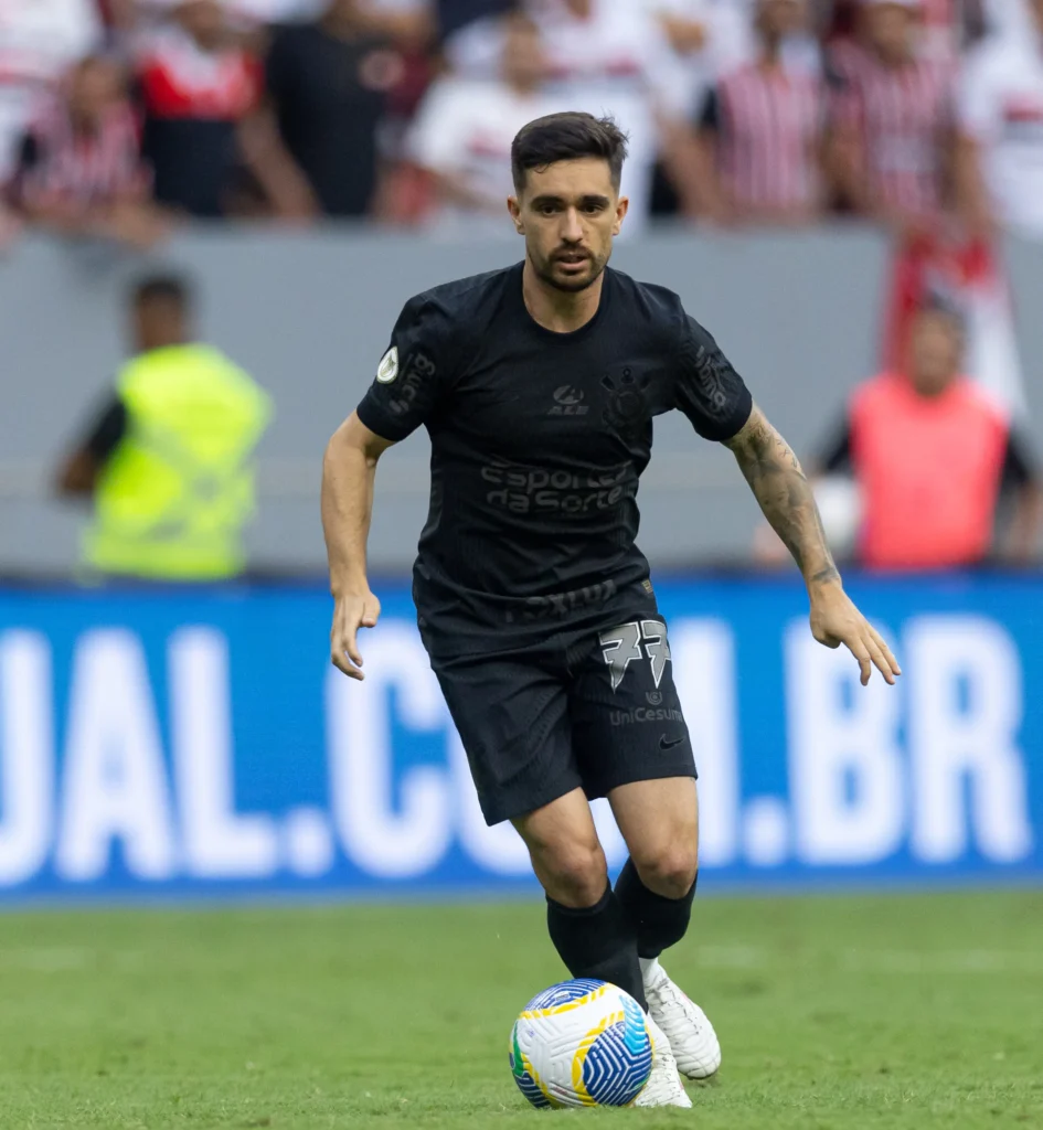 Igor Coronado entrou bem, buscando passes progressivos e ajudando o Corinthians a ganhar metros em desvantagem numérica