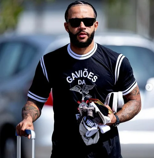 SE IDENTIFICOU! Memphis Depay visita CT do Corinthians com a camisa dos Gaviões da Fiel