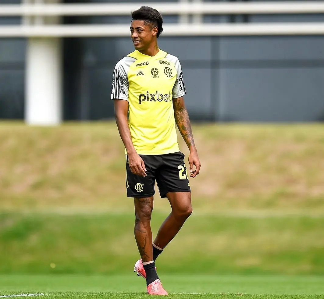 Tite define escalação do Flamengo com desfalques no setor ofensivo para confronto crucial.