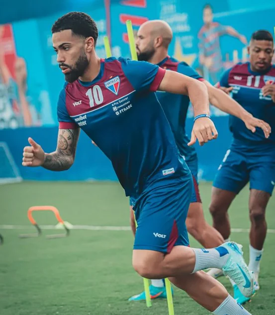 Desfalques do Fortaleza: Bruno Pacheco (tendinite no joelho direito), Santos (edema muscular na parte posterior da coxa direita), Moisés (edema na coxa direita) e Lucas Sasha (edema na panturrilha direita)