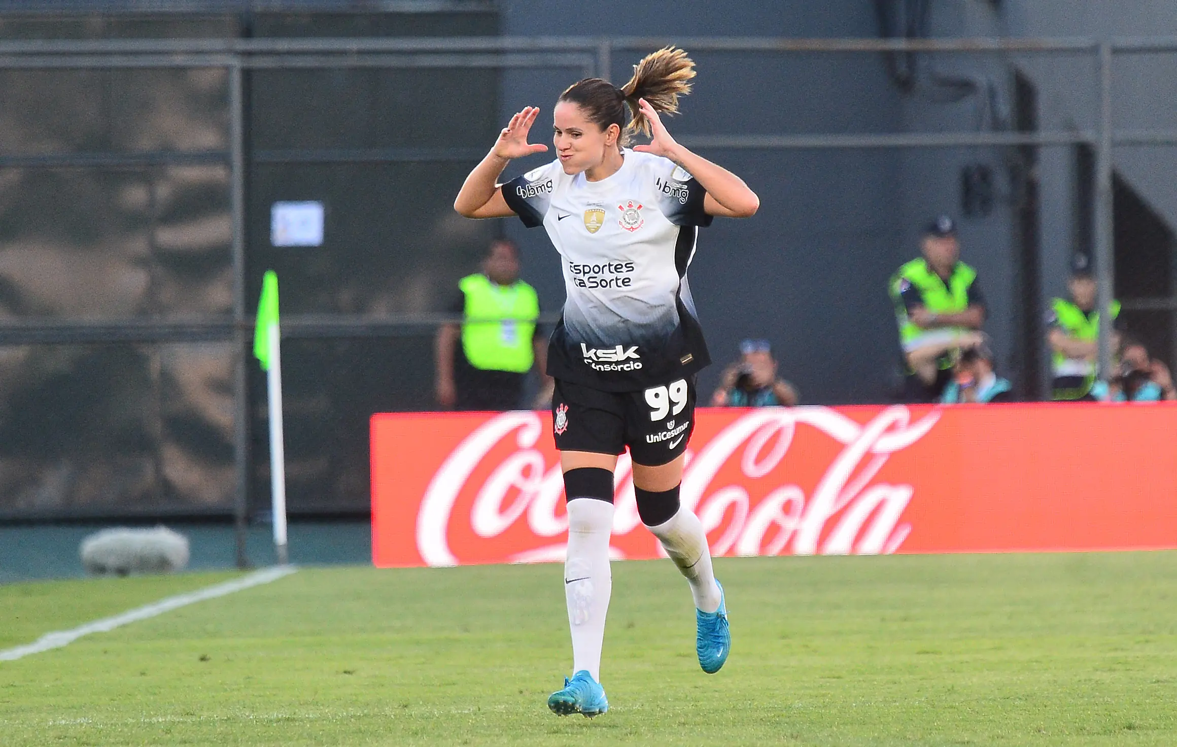 Euforia de Erika e orgulho de Vic Albuquerque com título do Corinthians.