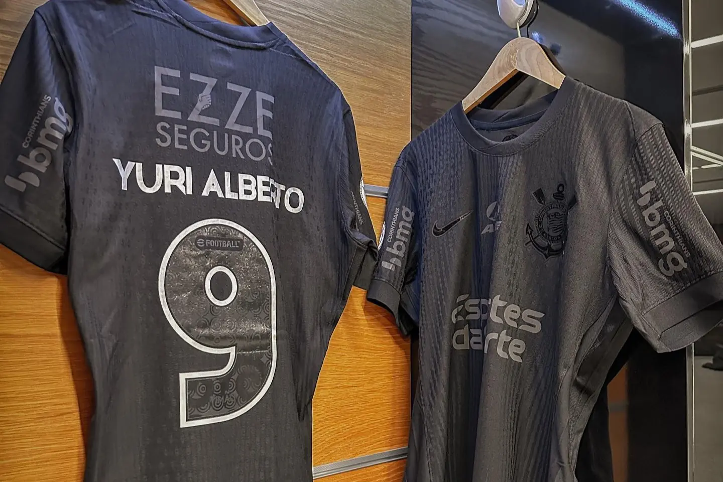 Corinthians inicia partida contra o Inter com estreia de Memphis Depay como titular.