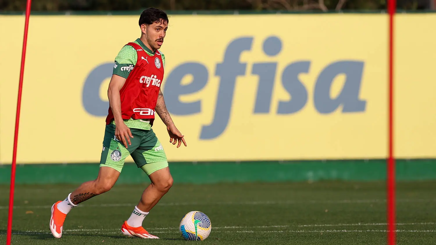 Lesão no joelho de Maurício preocupa Abel Ferreira em treino do Palmeiras.