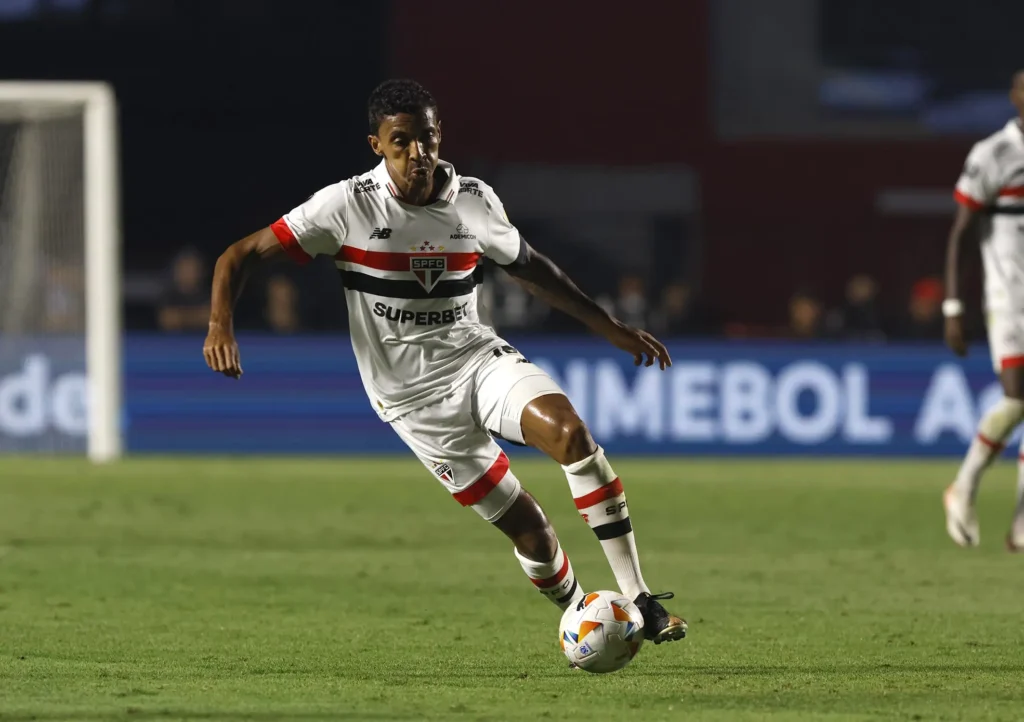 Luiz Gustavo (Foto: Rubens Chiri, Paulo Pinto e Nilton Fukuda/Saopaulofc.net)