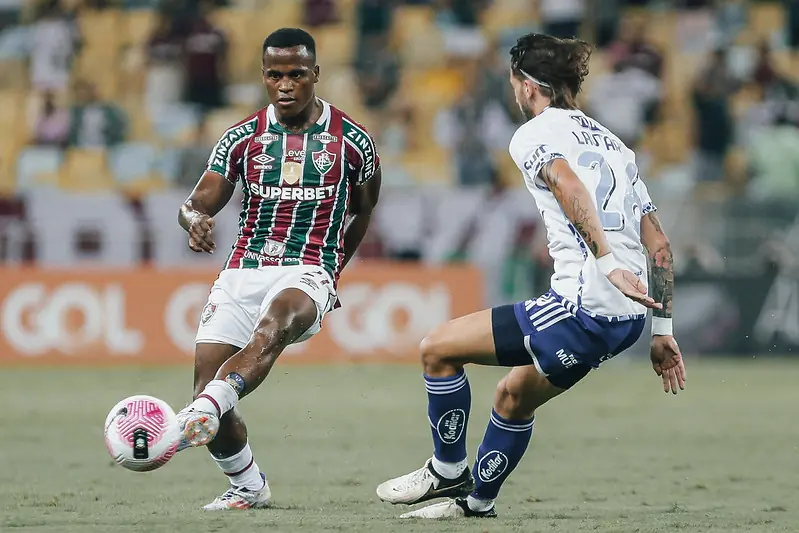 Empenho do Fluminense na vitória sobre o Cruzeiro e reencontro com Diniz são destacados.