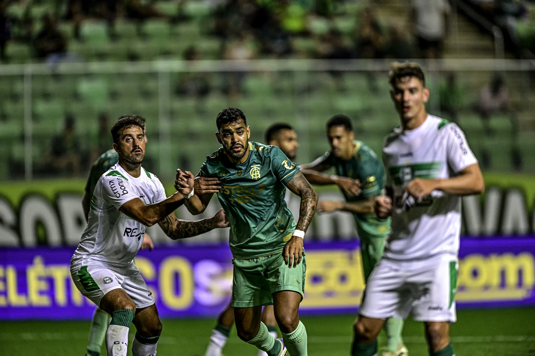 Veja fotos do jogo entre América-MG e Coritiba pela 30ª rodada da Série ...