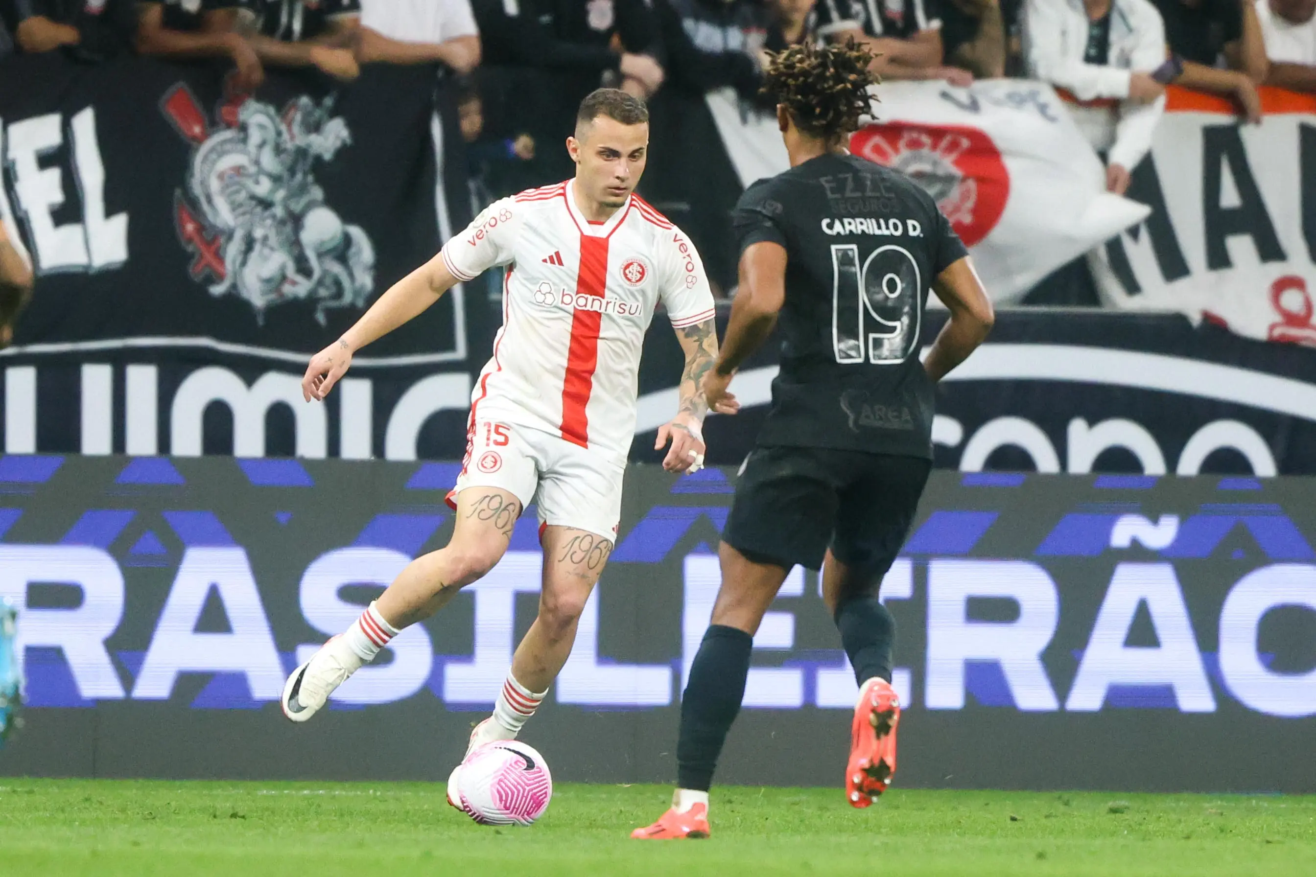Duelo Entre Corinthians e Internacional: Destaques do Empate no Brasileirão.