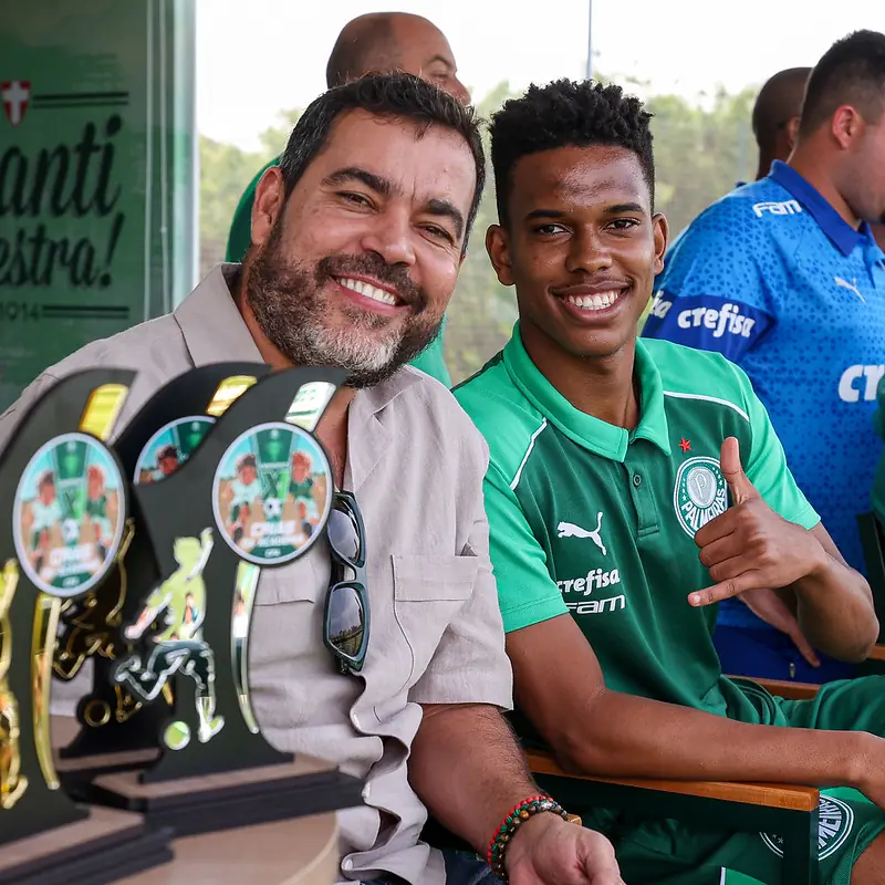 Estêvão participa de evento com atletas da base do Palmeiras em homenagem ao Dia das Crianças