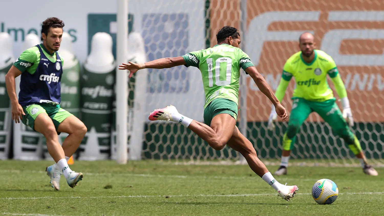 Palmeiras aprimora cruzamentos e finalizações em treino técnico para enfrentar Juventude.