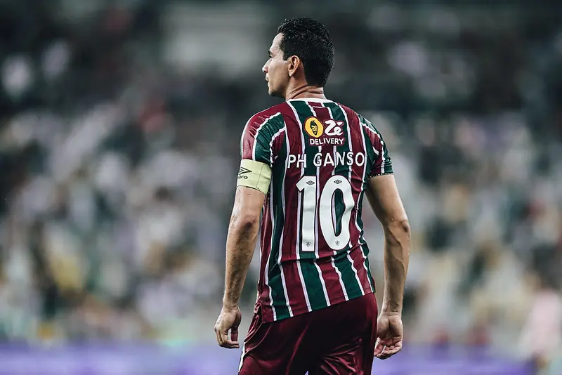 Ganso lamenta pênalti perdido, mas destaca merecimento do Fluminense na vitória contra Flamengo.