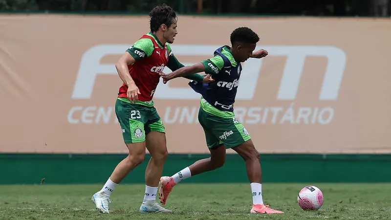 Abel comanda treino do Palmeiras e prepara mudança antes de enfrentar Juventude.