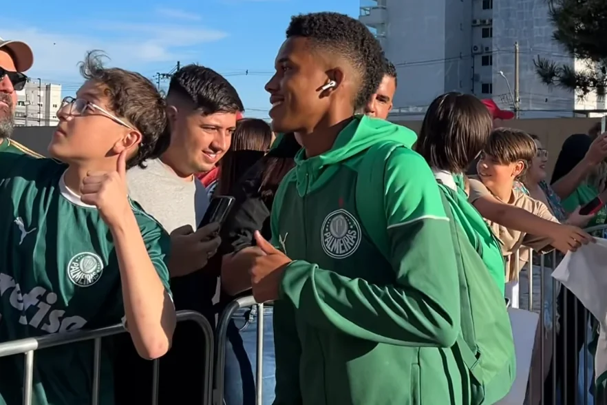 torcedores acompanham Palmeiras em chegada a Caxias do Sul para duelo crucial.