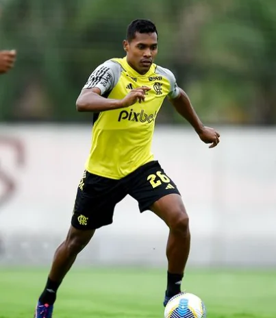Alex Sandro disponível para clássico do Flamengo contra o Fluminense.