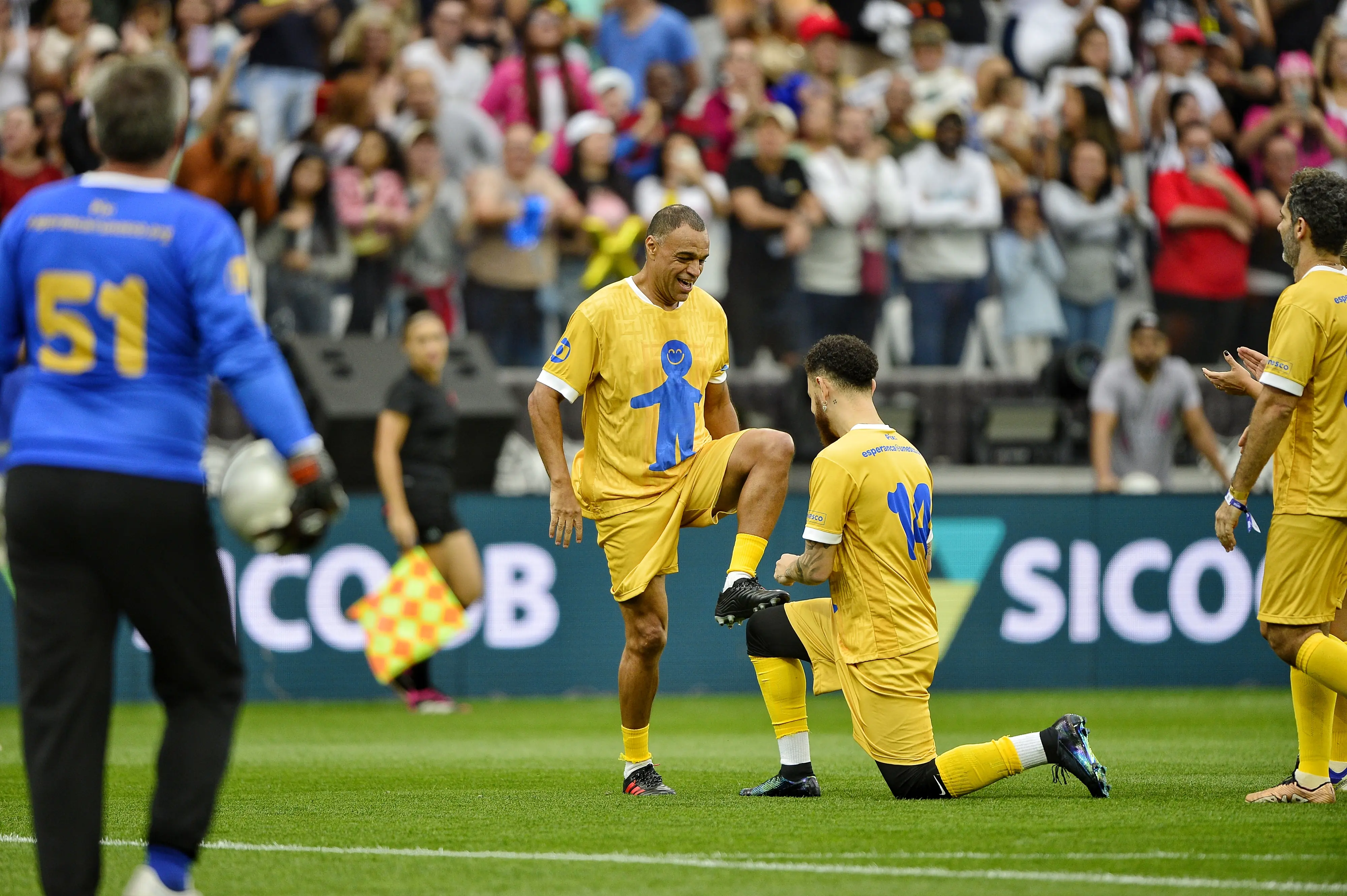 Golaço de Denilson destaca jogo beneficente com ídolos e celebridades na Arena Corinthians.