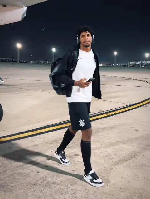 Corinthians chega ao Rio de Janeiro para enfrentar o Flamengo com Hugo Souza.