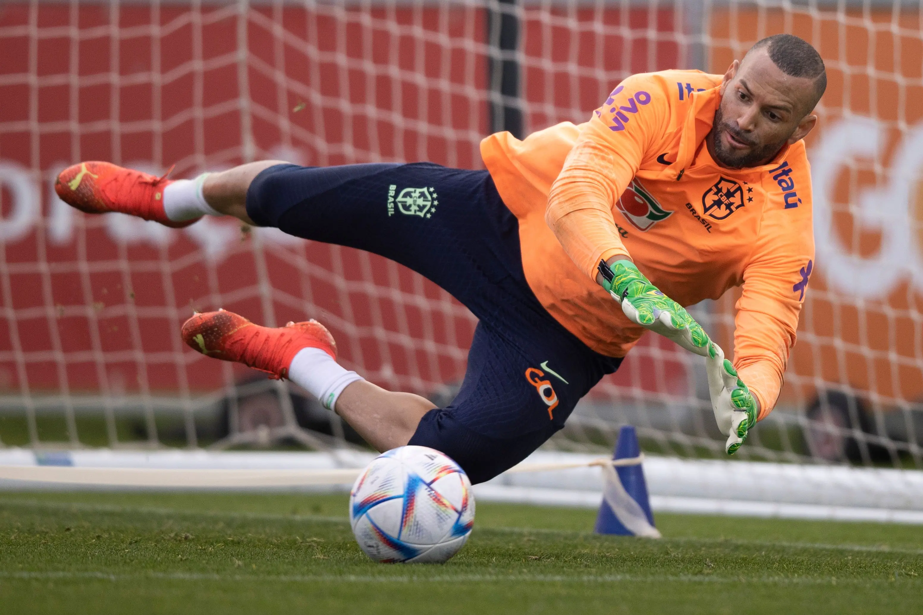 Convocação de Weverton para a Seleção Brasileira substituindo Alisson lesionado.