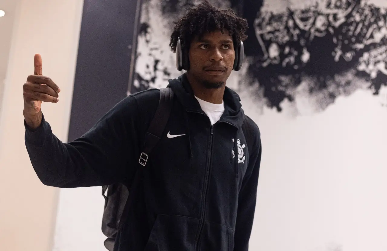 Corinthians pagará multa por utilizar Hugo Souza contra Flamengo, diz Fabinho Soldado.