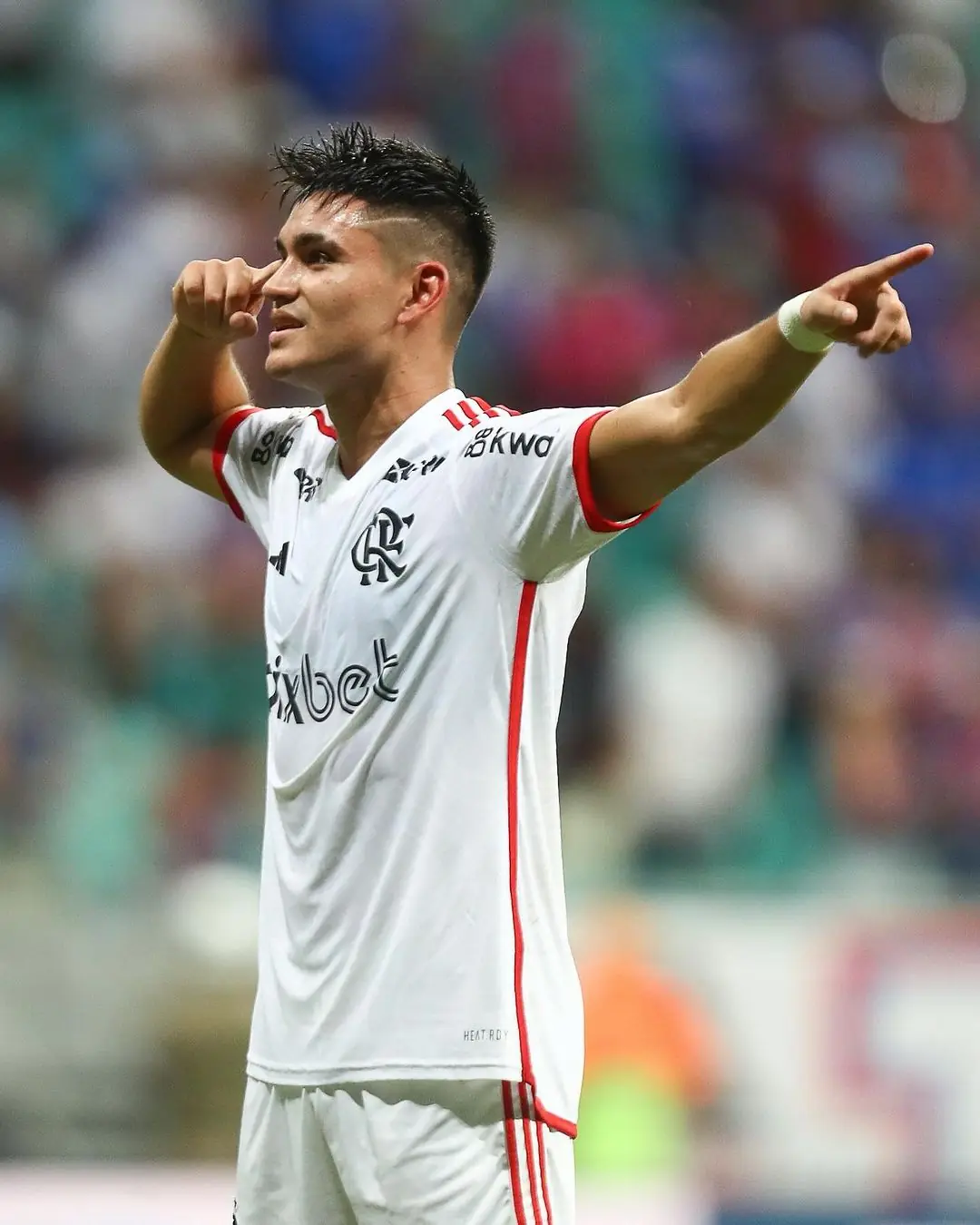 O PRIMEIRO DE MUITOS! Reforço celebra primeiro gol pelo Flamengo e vibra com conquista marcante
