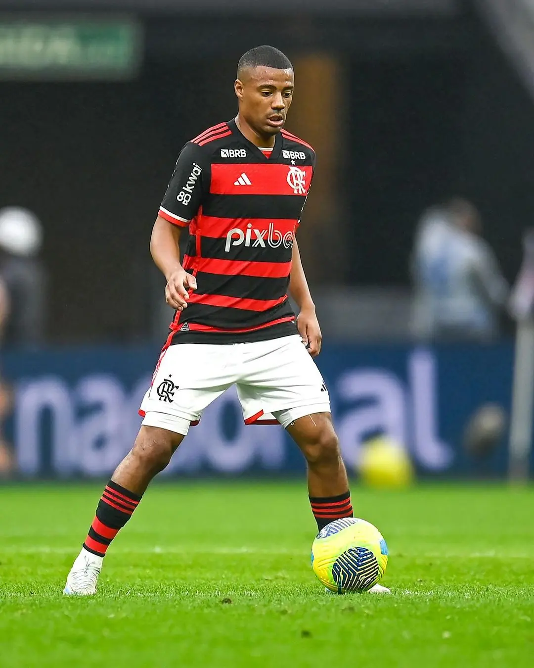 De la Cruz desfalca o Flamengo por lesão muscular na coxa.