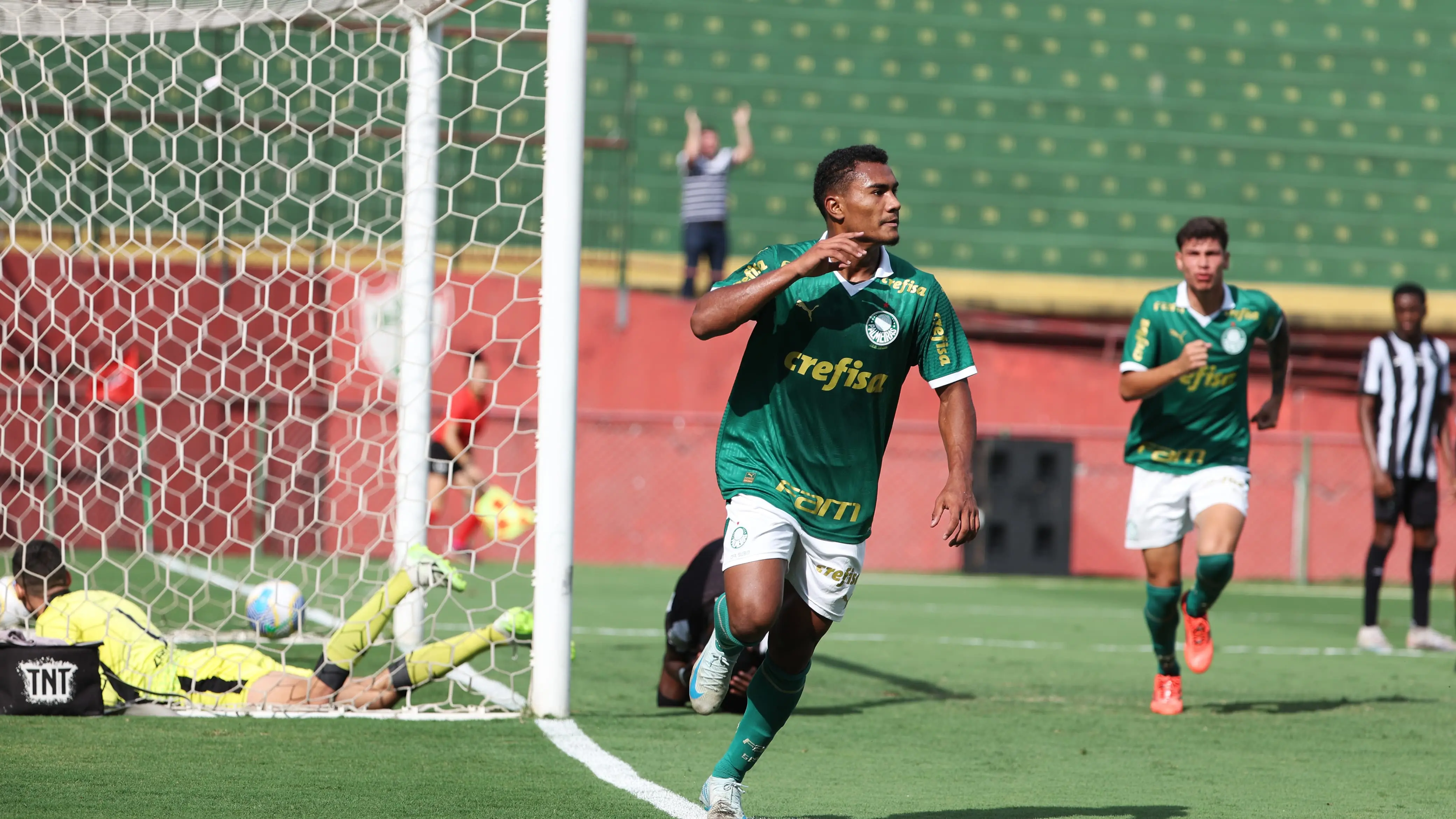 NA FINAL! Palmeiras vence Botafogo no Canindé e garante vaga na final do Brasileiro sub-17