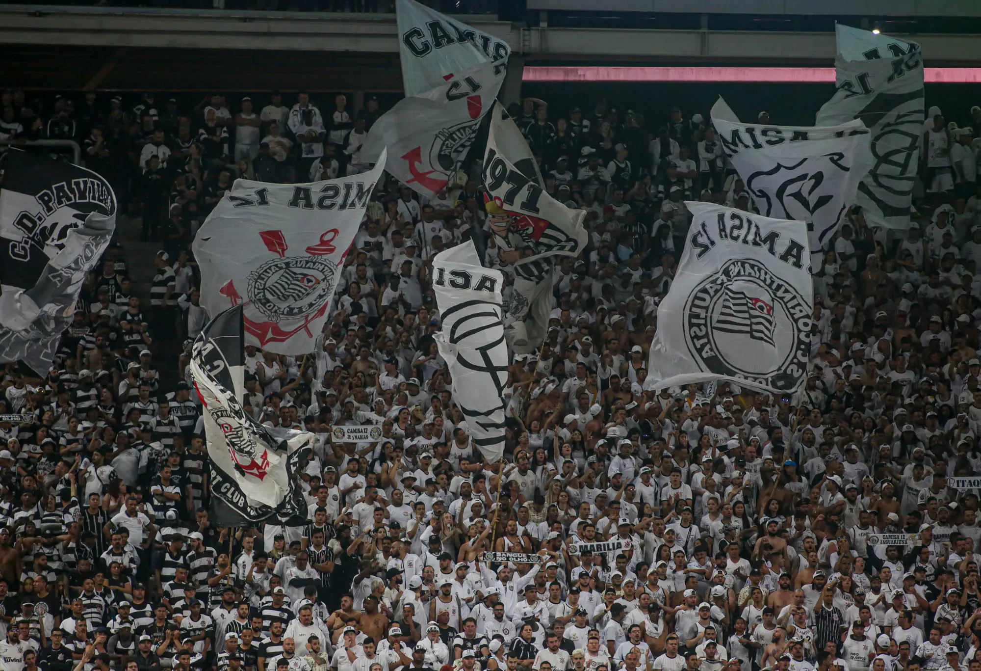 Torcida do Corinthians esgota ingressos para jogo decisivo contra o Flamengo.