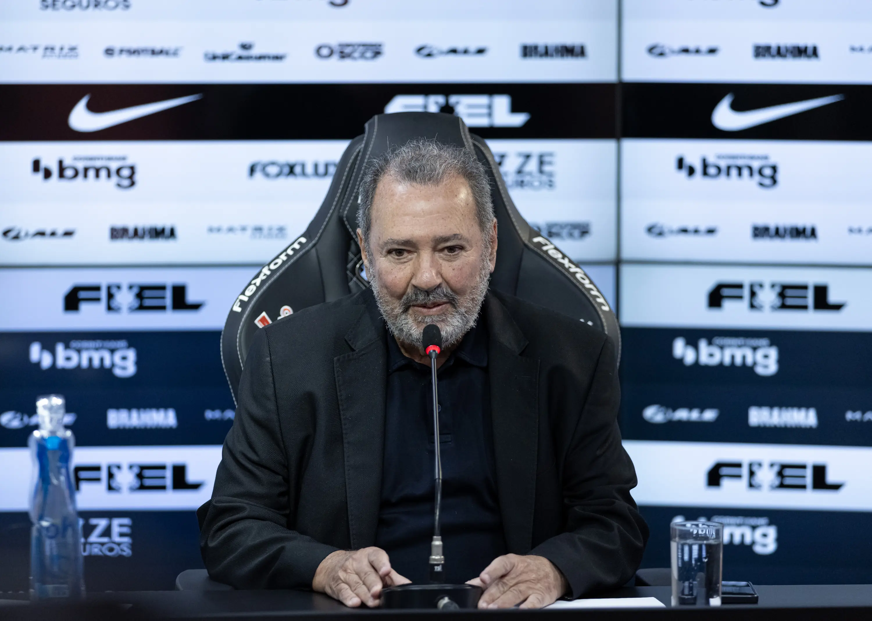 Corinthians descarta possibilidade de virar SAF, afirma CEO Fred Luz.