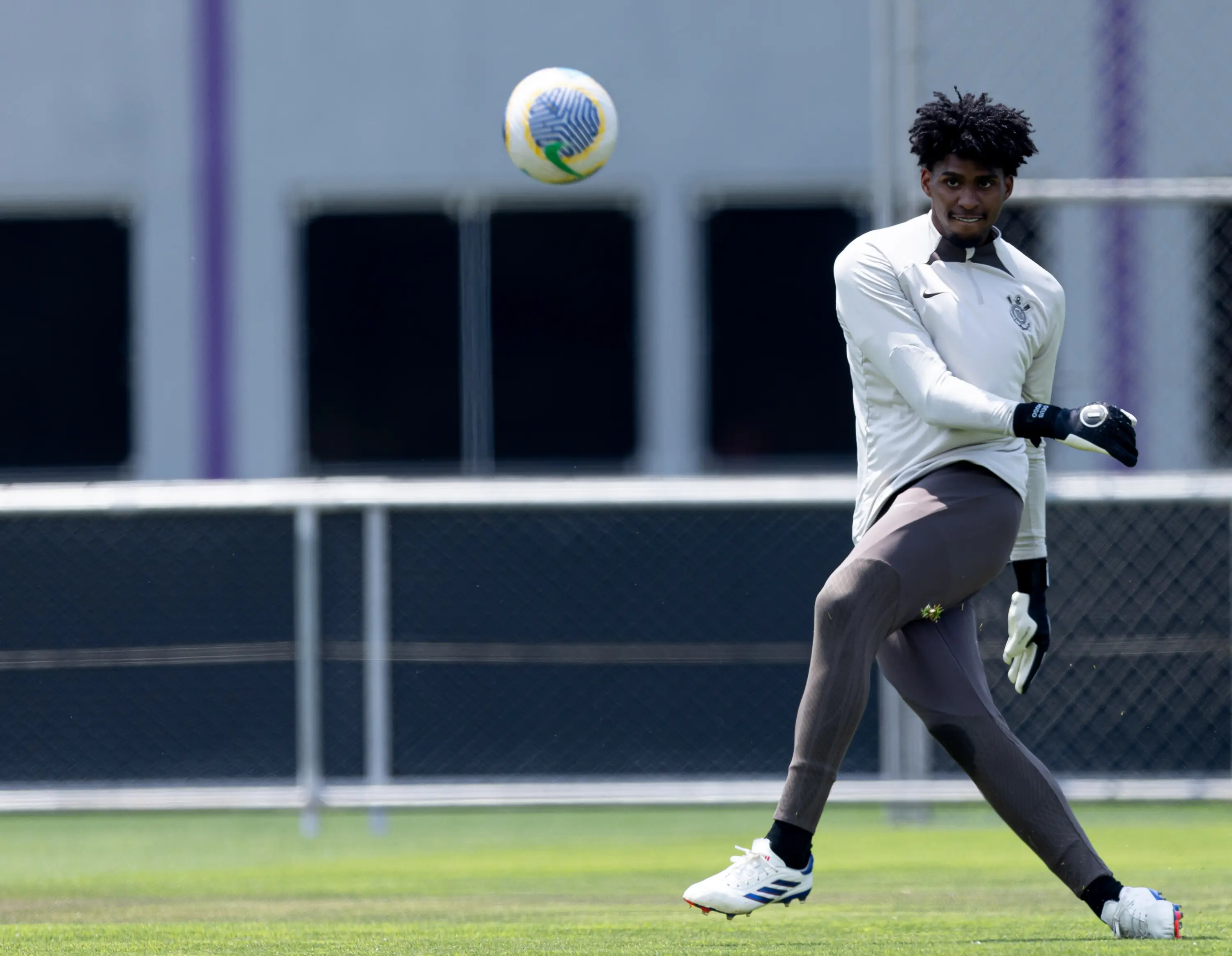 Corinthians não pode adquirir Hugo Souza e pagará multa para tê-lo.