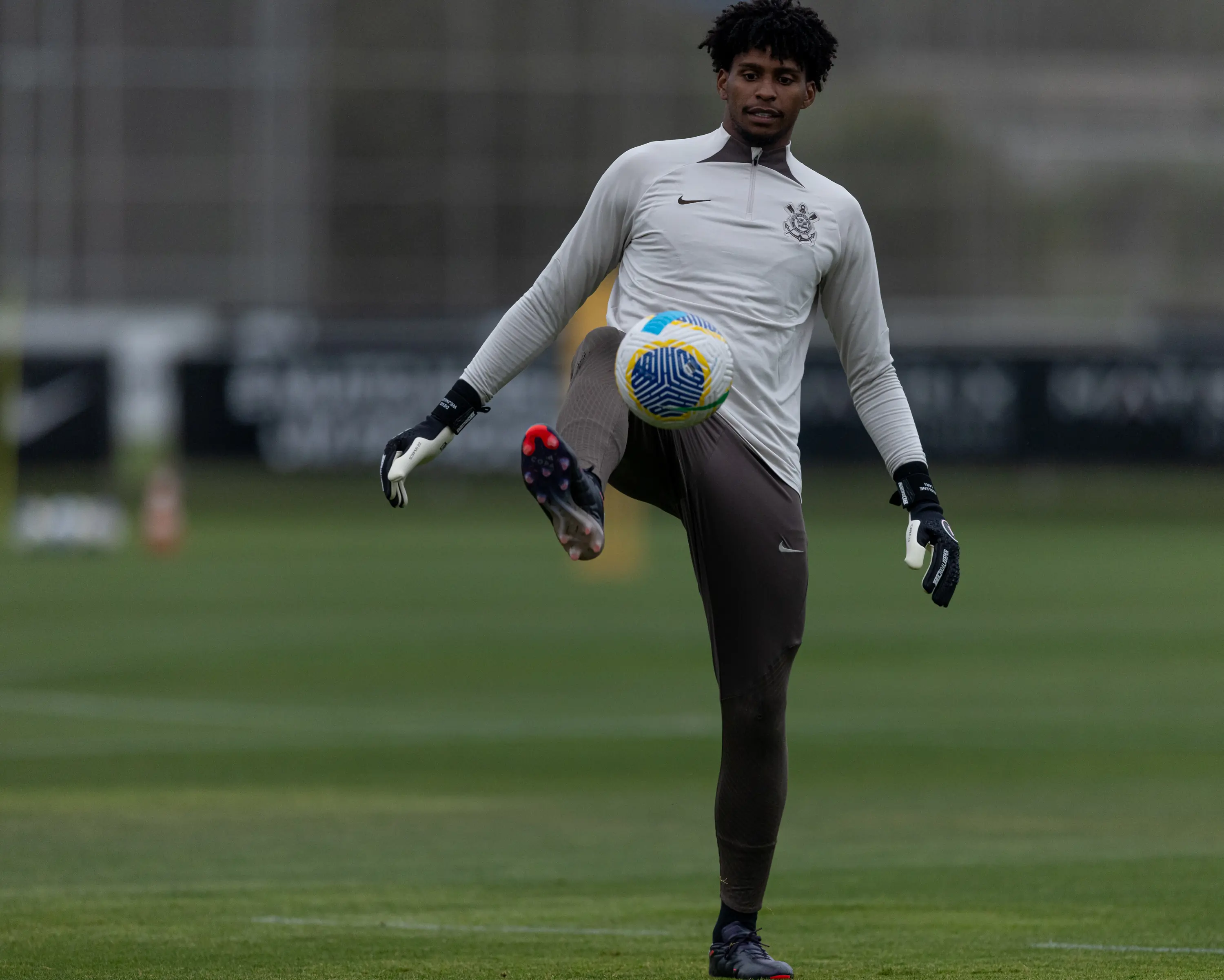 Corinthians formaliza opção de compra de Hugo Souza com Flamengo