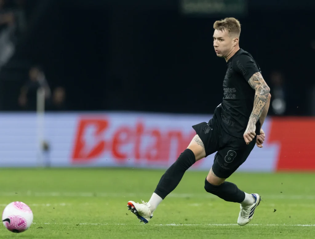 Charles entrou bem na partida, especialmente fortalecendo o poder de marcação na entrada da área corintiana