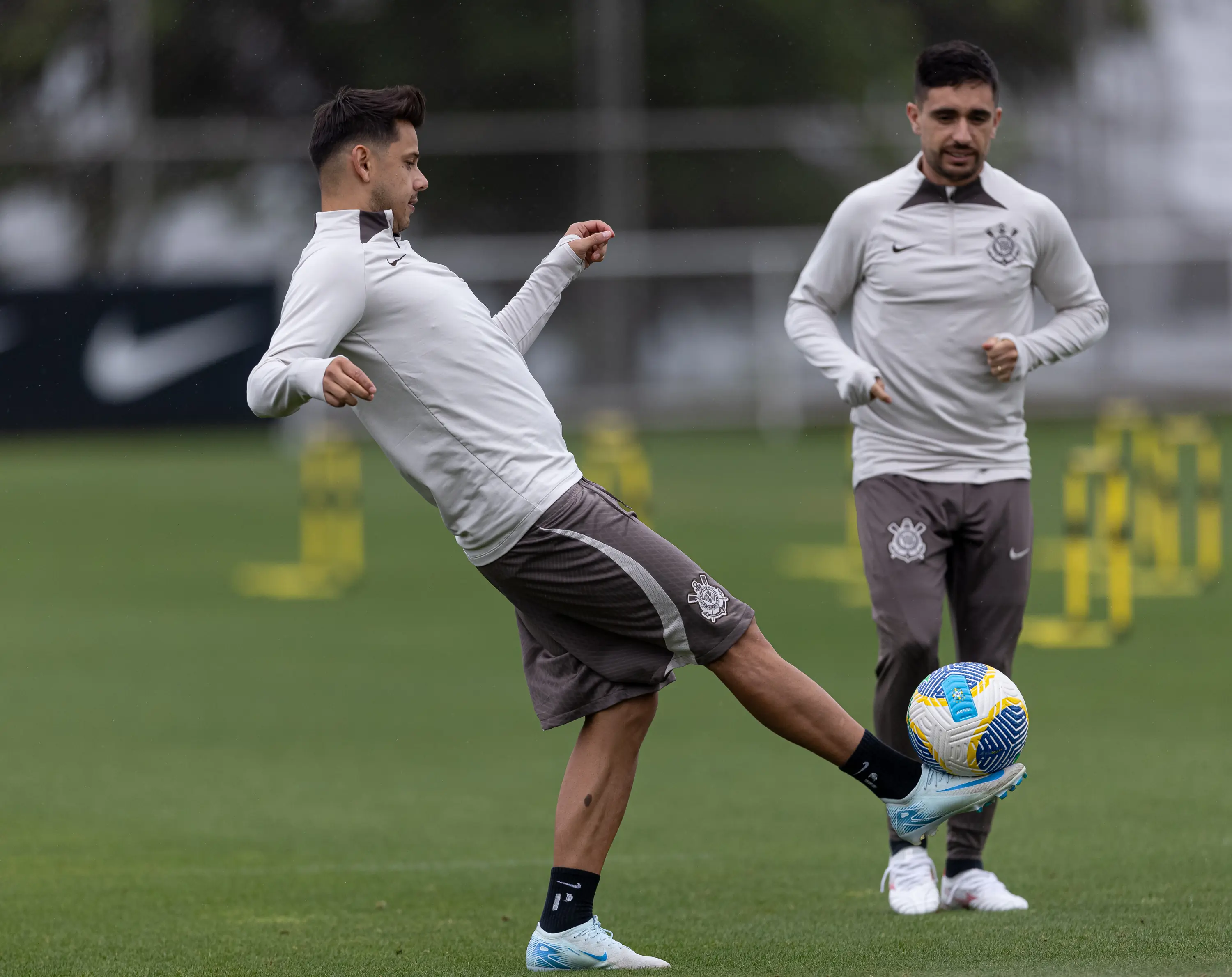 Treino final do Corinthians antes de duelo crucial contra o Flamengo.