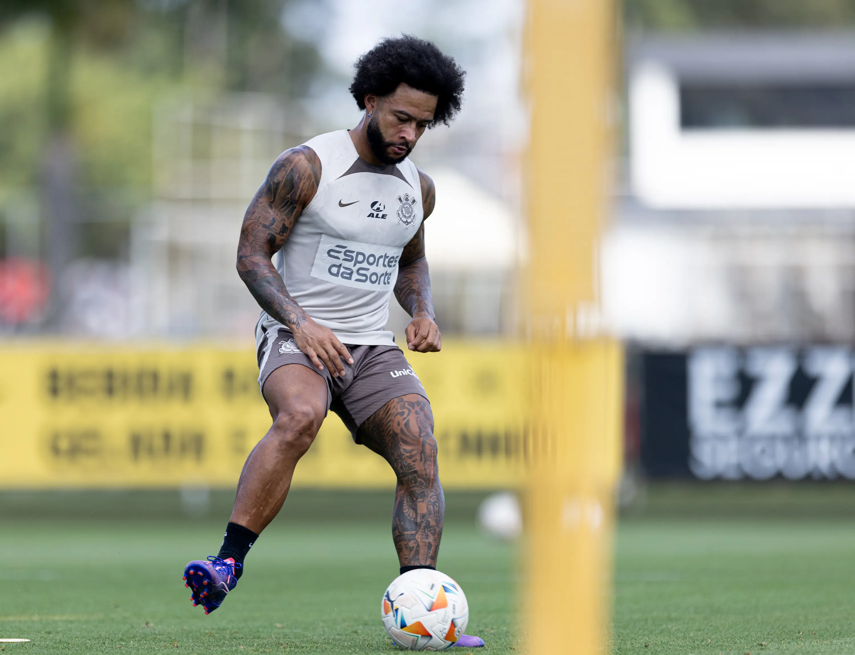 Corinthians treina tecnicamente com Memphis Depay para confronto contra o Racing