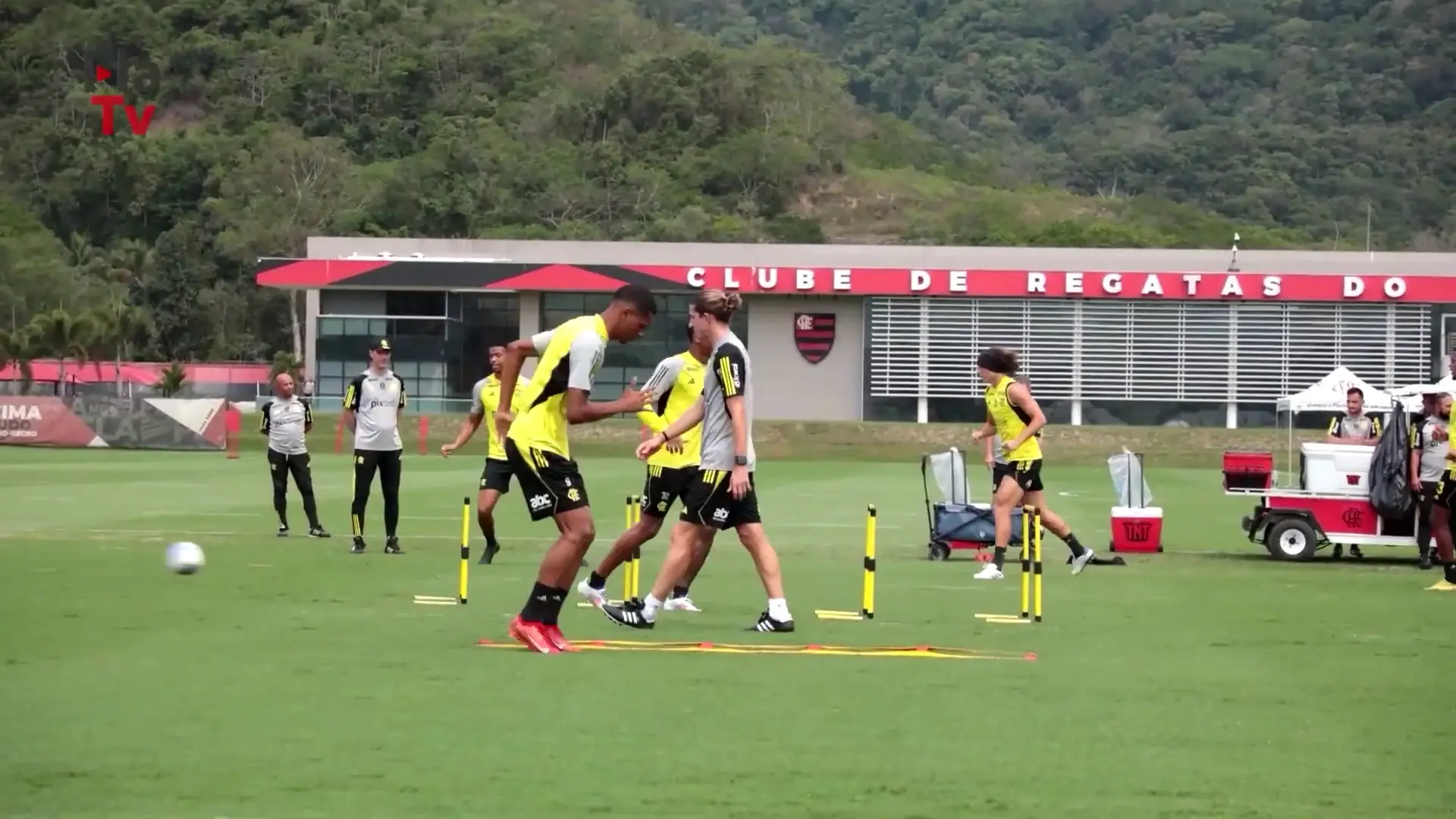 Filipe Luís observa treino tático do Flamengo em preparação para próximos jogos.