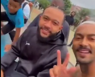 Memphis aproveita folga no Corinthians para explorar São Paulo.