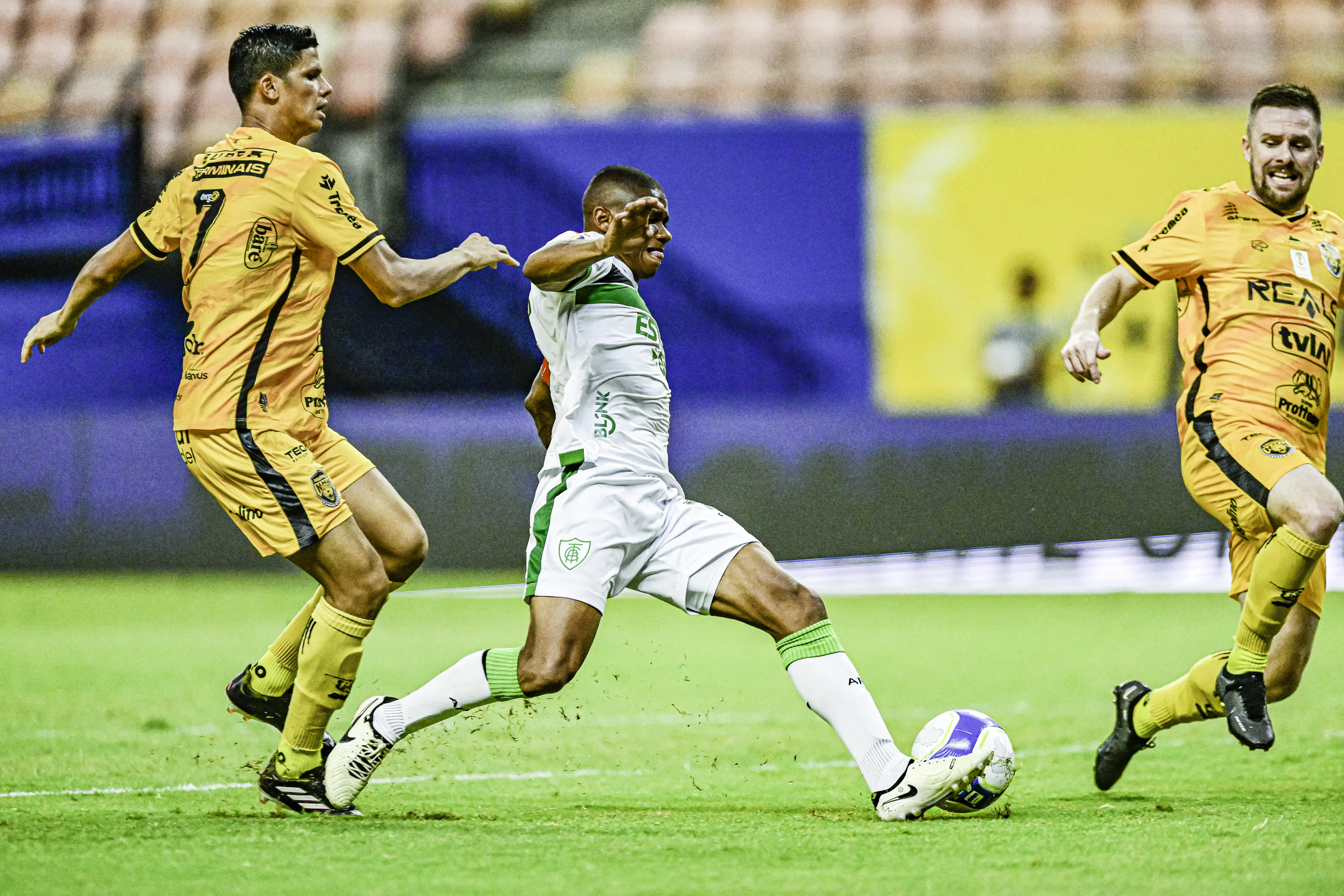 Veja fotos da partida entre Amazonas x América-MG pela Série B Imagem ilustrativa para a matéria