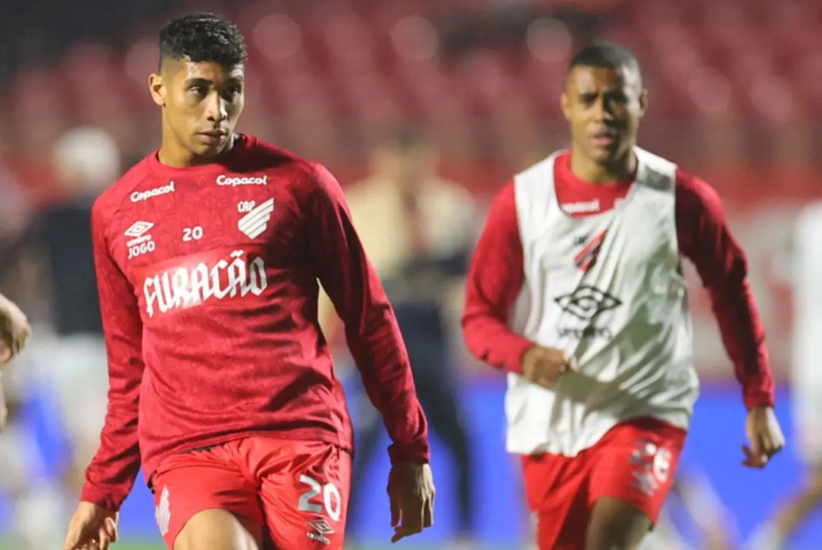 Julimar lamenta derrota do Athletico-PR contra o São Paulo e "convoca" torcida Imagem ilustrativa para a matéria