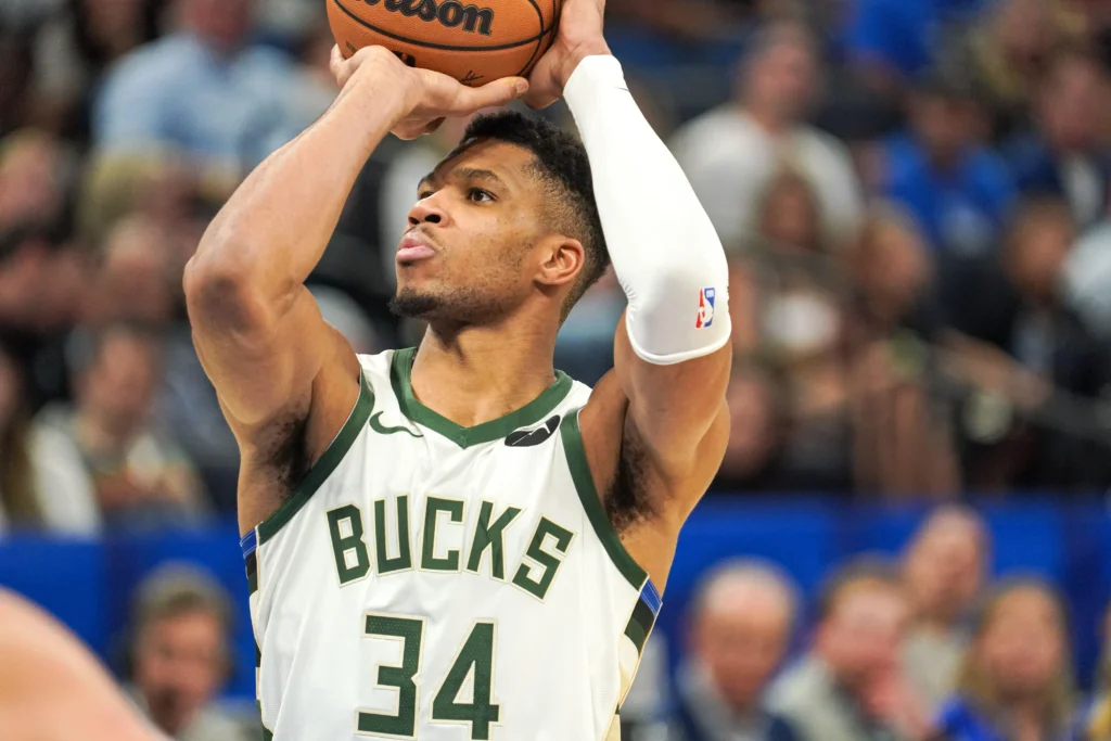 Giannis Antetokounmpo foi o grande destaque do Milwaukee Bucks na final da Emirates NBA Cup