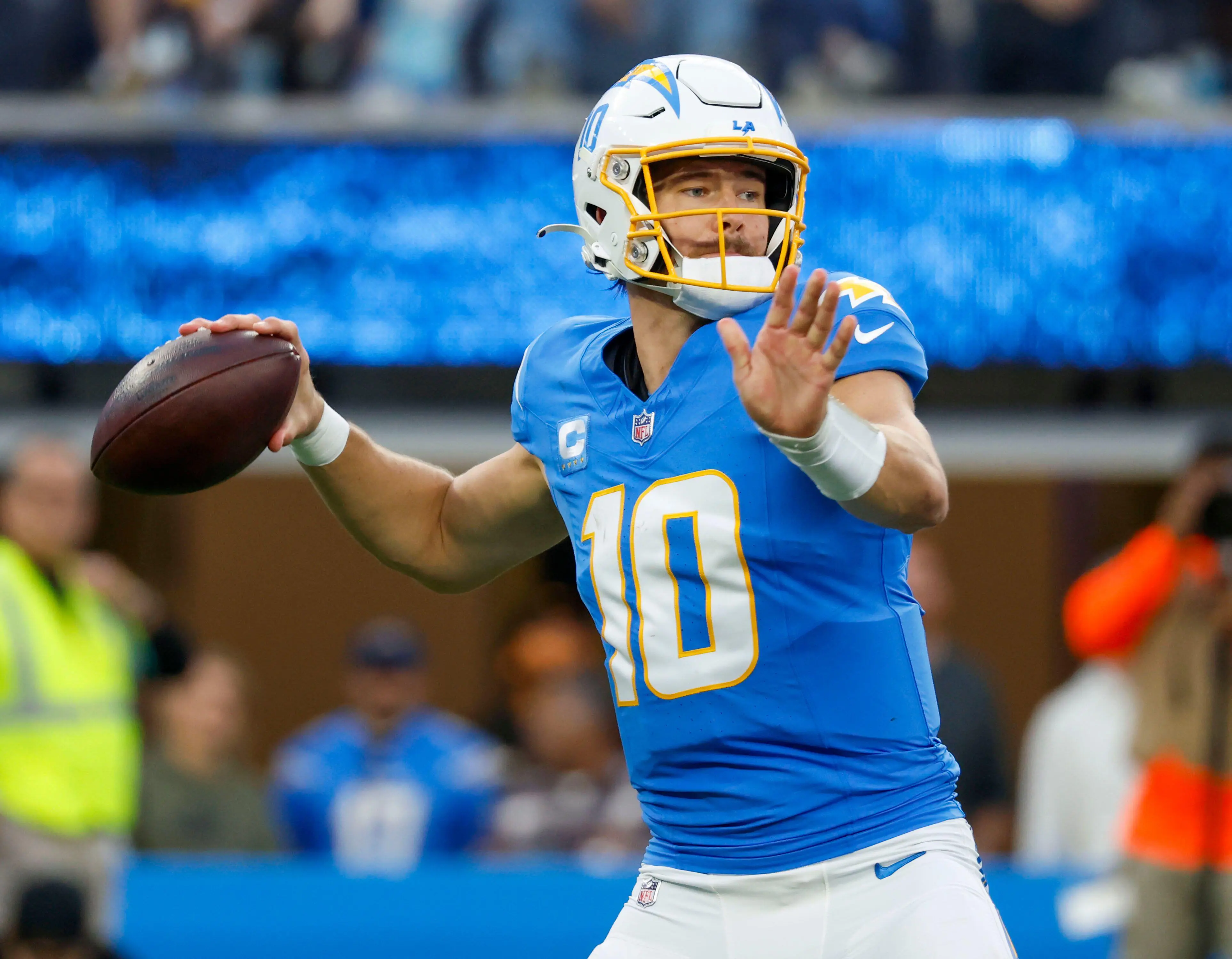 Los Angeles Chargers e Tampa Bay Buccaneers entram em campo pela NFL neste domingo (15)