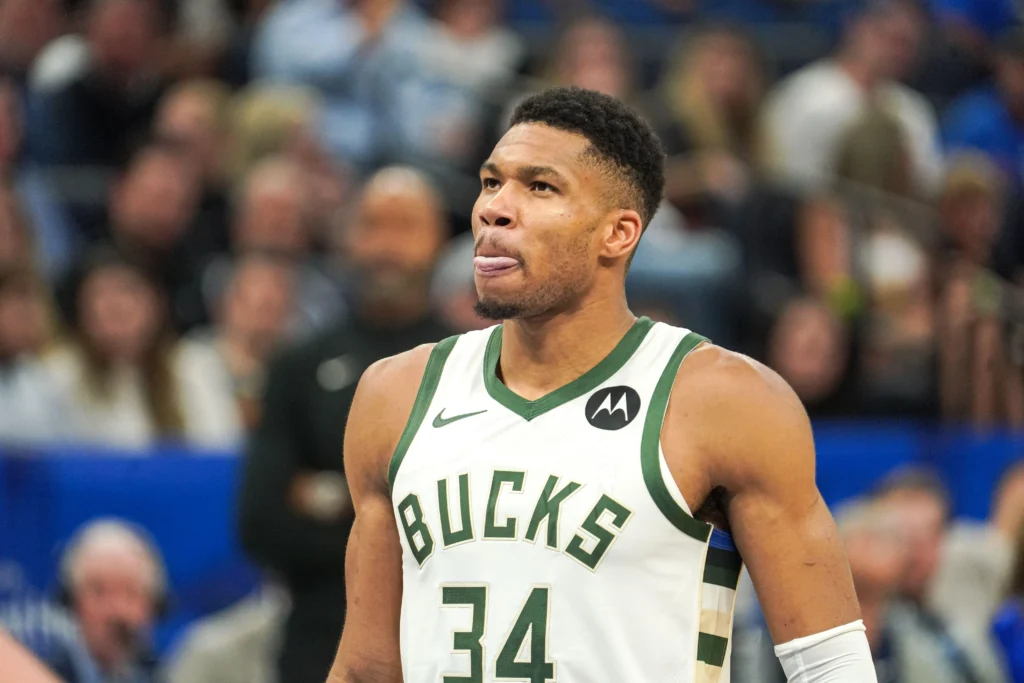 Giannis Antetokounmpo em ação pela NBA