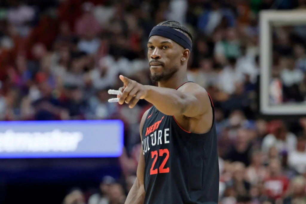 Miami Heat entra em quadra pela NBA