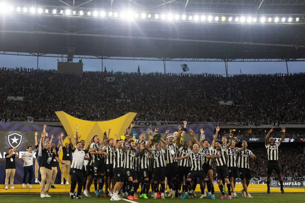 Campeão Brasileiro, jogadores do Botafogo foram condecorados no Bola de Prata 2024