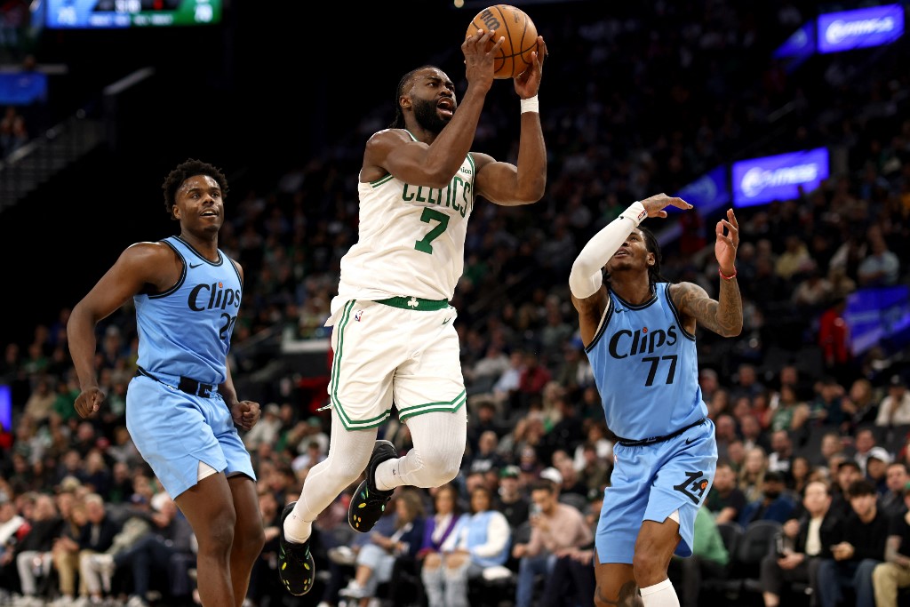 Bomba na NBA: Boston Celtics choca a liga e negocia Jaylen Brown, MVP de 2024, para os rivais Philadelphia 76ers em troca de Paul George e pacotes de escolhas