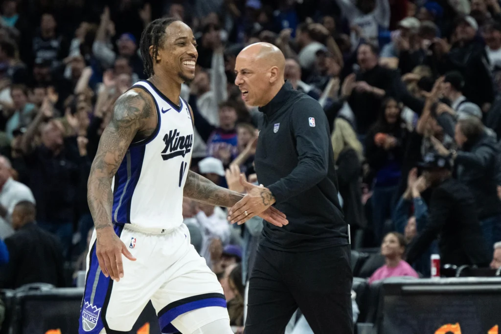 Demar DeRozan e o técnico Doug Christie, do Sacramento Kings, da NBA